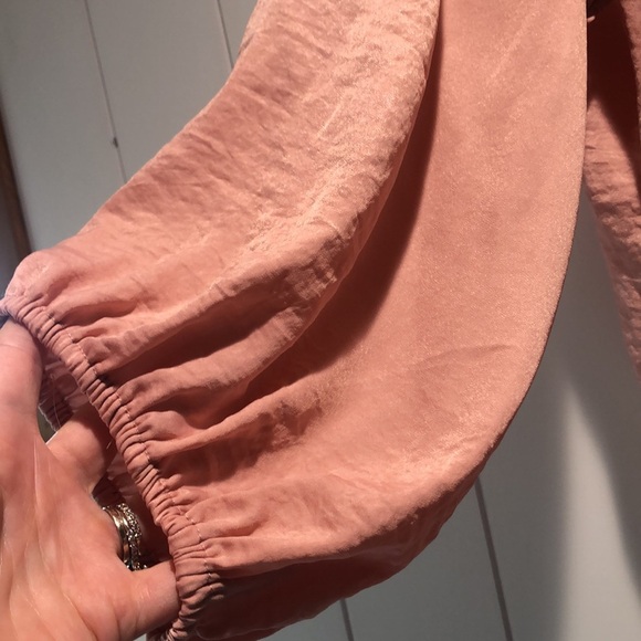 Express dusty pink matte satin like fabric v neck semi balloon 3/4 sleeve L - Picture 4 of 8